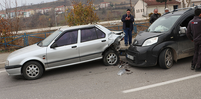 Hafif Ticari Araç İle Otomobil Çarpıştı