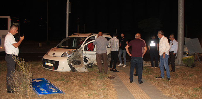 Hafif Ticari Araç İle Otomobil Çarpıştı 4 Yaralı