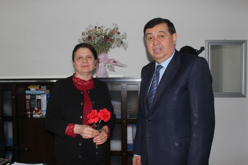 Havza Belediye Başkanı Murat İkiz’den Bayan Çalışanlara Çiçek