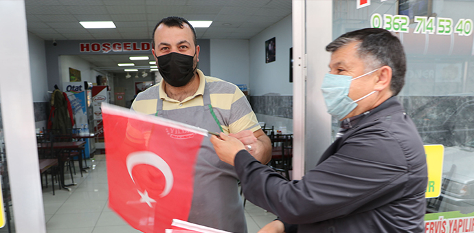 Havza Belediyesi 25 Mayıs’a Özel Bayrak Dağıttı