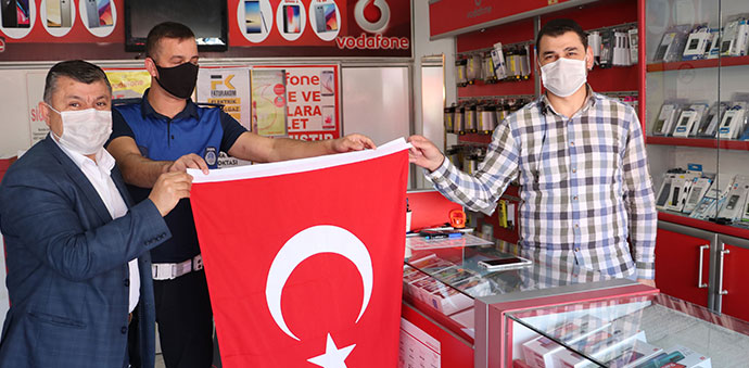 Havza Belediyesi Esnafa Bayrak Dağıttı