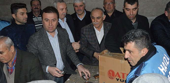 Havza Belediyesin Regaib Kandilinde Tatlı Dağıttı