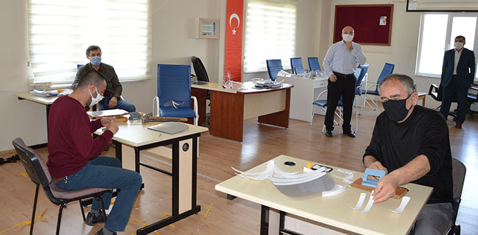 Havza Gençlik Ve Spor İlçe Müdürlüğü Çalışanları Yüz Siperliği İmal Ediyorlar