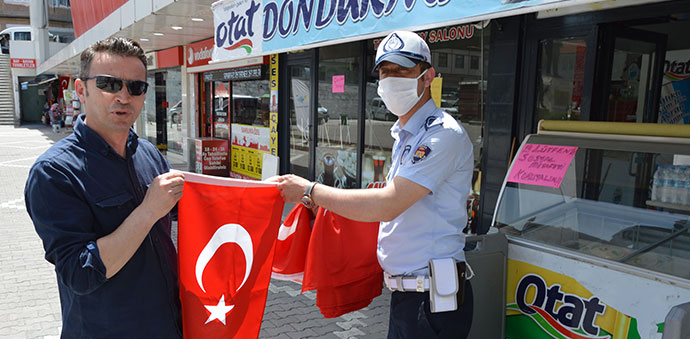 Havza Vefa Sosyal Destek Grubundan Esnafa Türk Bayrağı Dağıtıldı