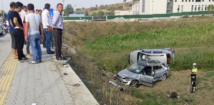 Havza’da İki Araç Tarlaya Uçtu
