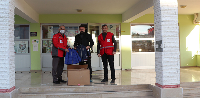 Havza’da Kızılay’dan Öğrencilere Mont Ve Bot Yardımı