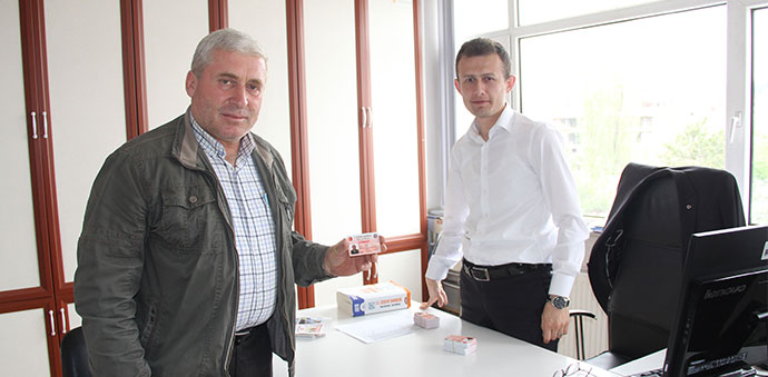 Havza’da Muhtarlara Yeni Kimlikler Dağıtılıyor