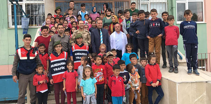 Heyy! Büyükler Trafik Kurallarına Uyun, Biz Çocuklara Örnek Olun