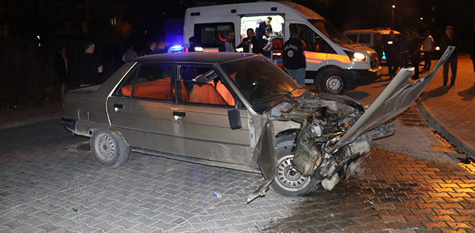 İki Otomobil Çarpıştı 3 Yaralı