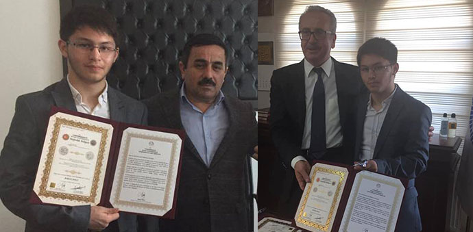 İKİZLER HAFIZLIK BELGESİNİ ALDILAR