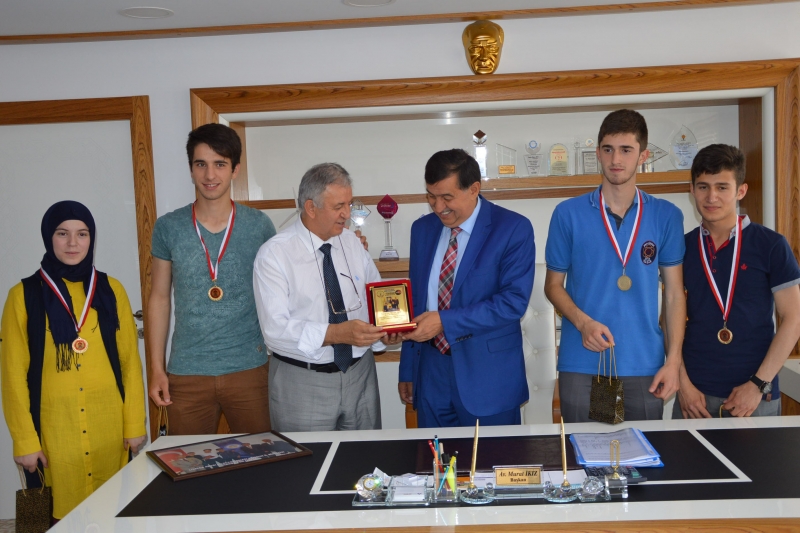 İl Birincisi Öğrencilerine Madalya