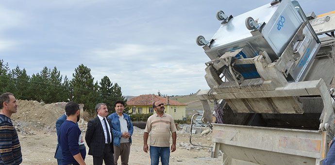 İlçe Merkezinde Çöp Konteynırları Yenisi İle Değiştirildi