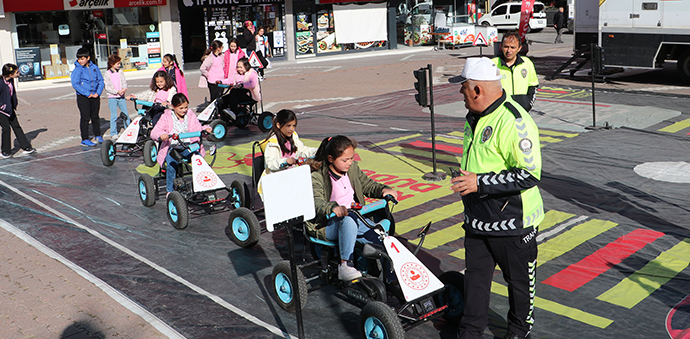 İlkokul Öğrencilerine Uygulamalı Trafik Eğitimi