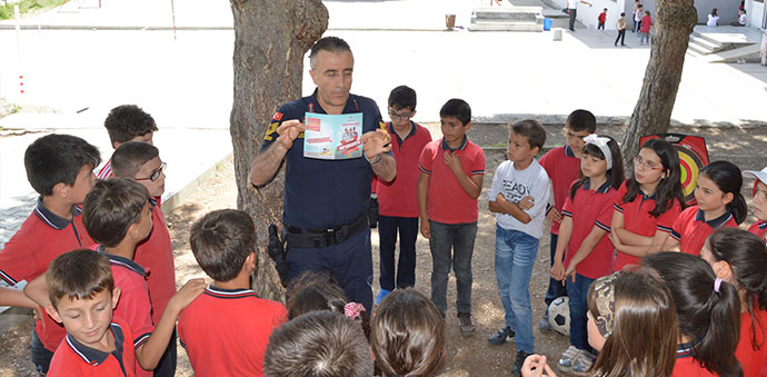 Jandarma Öğrencilere Karne Dağıttı
