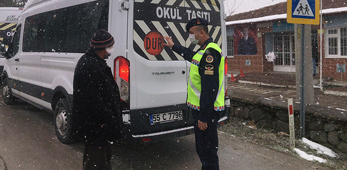 Jandarmadan Öğrenciler İle Servis Sürücülerine Bilgilendirme Ve Araç Denetimi