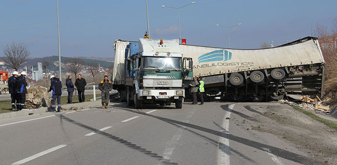 Karayolu Devrilen Tır Nedeni İle Trafiğe Kapandı