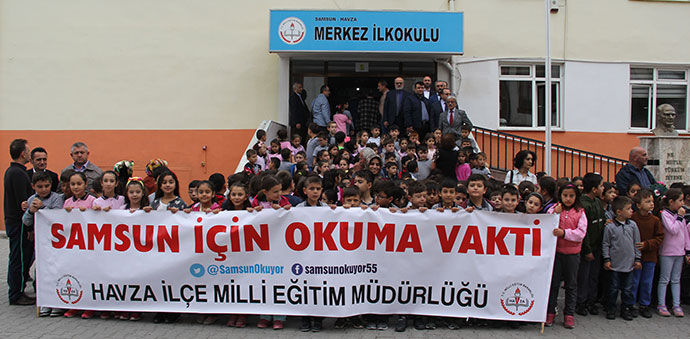 Kaymakam Ve Protokol Minik Öğrenciler İle Kitap Okudu