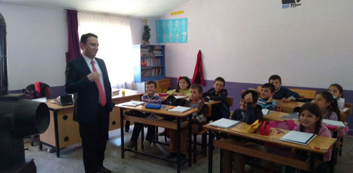 Kaymakam Yılmaz, Kırsal Mahallelerdeki Okulları Ziyaret Etti