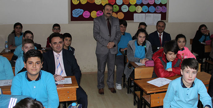 Kaymakam Yılmaz Ortaokulları Ziyaret Etti