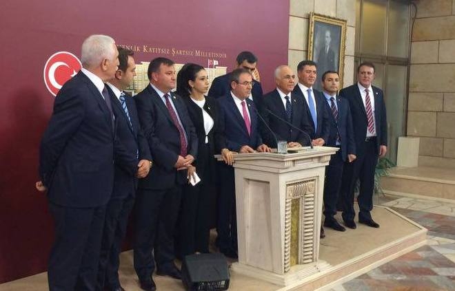 Kemal Zeybek ile bir grup CHP milletvekili, Mecliste basın toplantısı düzenledi