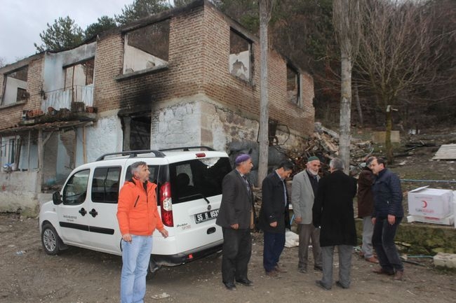 Kızılay\'dan Evi Yanan Vatandaşa Yardım Eli