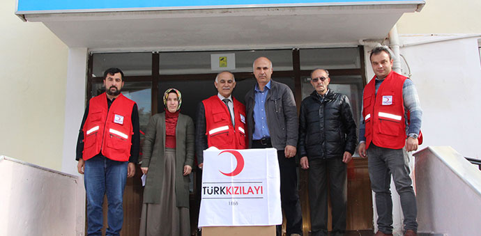 Kızılay’dan Öğrencilere Giysi Yardımı