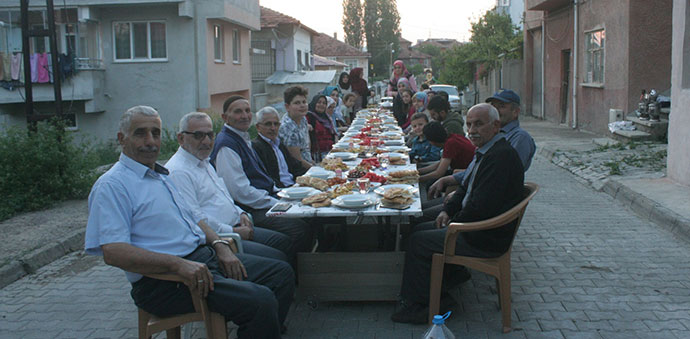 Komşular İftar Yemeğinde Bir Araya Geldi