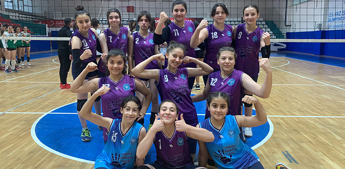 KÜÇÜK KIZLAR VOLEYBOL LİGİ SONA ERDİ