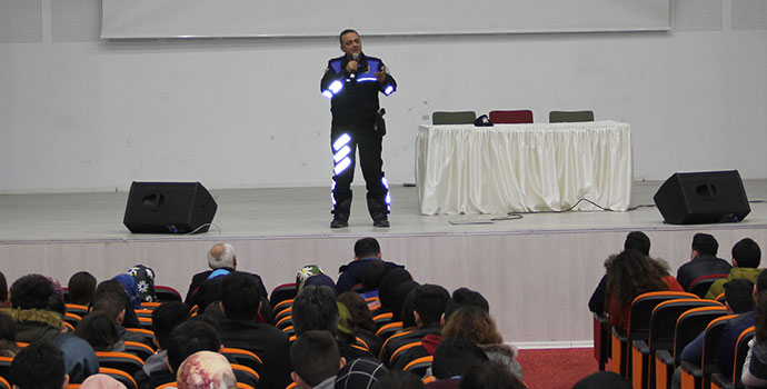 KÜLTÜR MERKEZİNDE TERÖR SEMİNERİ VERİLDİ