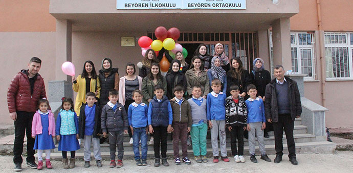 KYK’lı Kız Öğrencilerden Minik Öğrencilere Sıcak Hediye