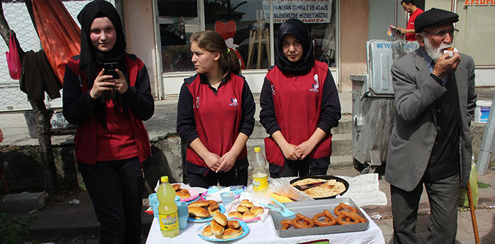 Lise Öğrencileri Pazarda Tezgah Açtı
