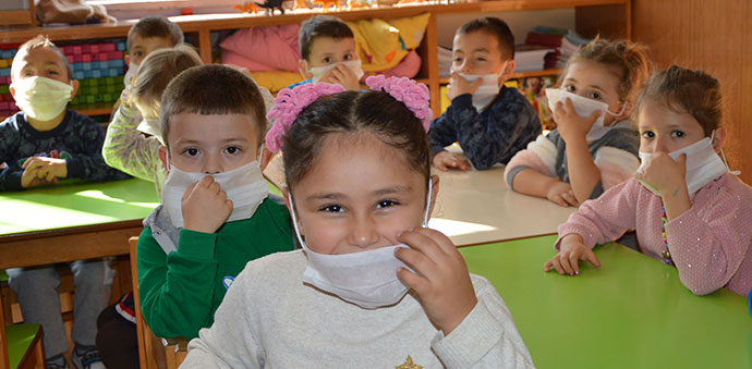 Maskeleri Lösemili Kardeşleri İçin Taktılar