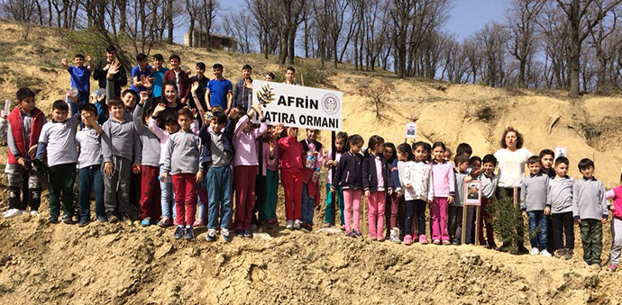 MERKEZ İLKOKULU AFRİN ŞEHİTLERİ İÇİN FİDAN DİKTİ