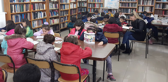 Merkez İlkokulundan Kütüphanede Kitap Okuyoruz
