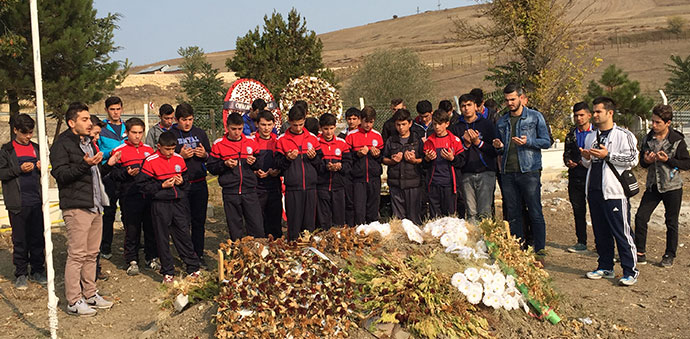 Meslek Lisesi Öğrencileri Mezun Şehidini Ziyaret Ettiler