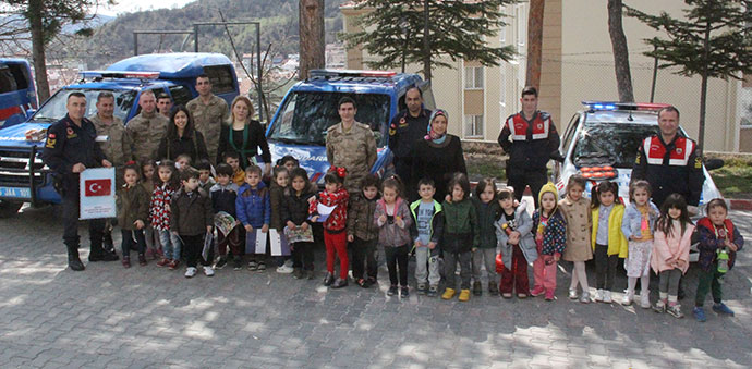 Minik Öğrencilerden Jandarmaya Ziyaret