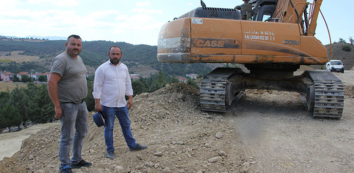 Muhtar Kendi İmkanlarıyla Mezarlık Yapıyor