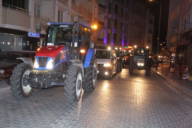 Muhtarlar Derneği Traktörlerle Demokrasi Konvoyu Yaptı-Video Haber