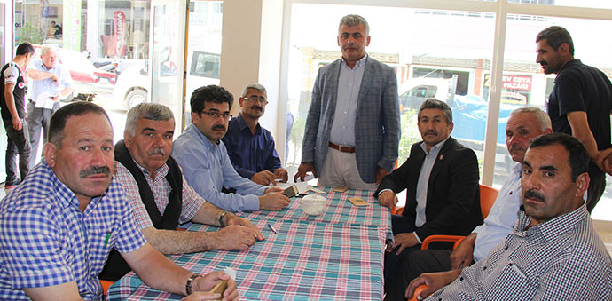 Muhtarlar Derneğinden Yardım Çeki