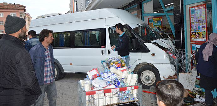 Öğrenci Servisi Markete Girdi