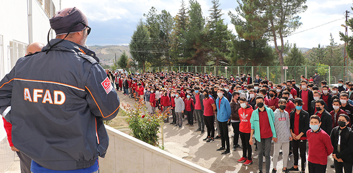 Öğrenci Ve Öğretmenlere Yönelik Deprem Eğitimi Ve Tatbikatı