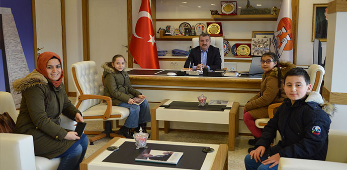 Öğrenciler Başkan Özdemir’e Kitap Hediye Ettiler