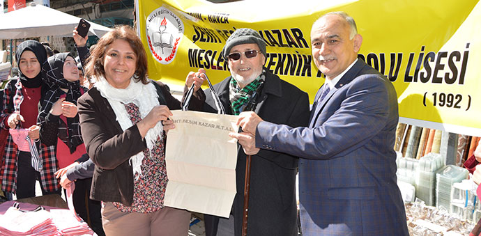 Öğrenciler Kendi Diktikleri Bez Çantaları Dağıttı