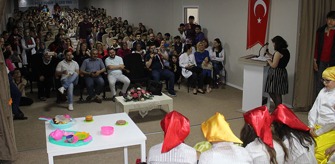 Öğrencilerden İngilizce Tiyatro Oyunu