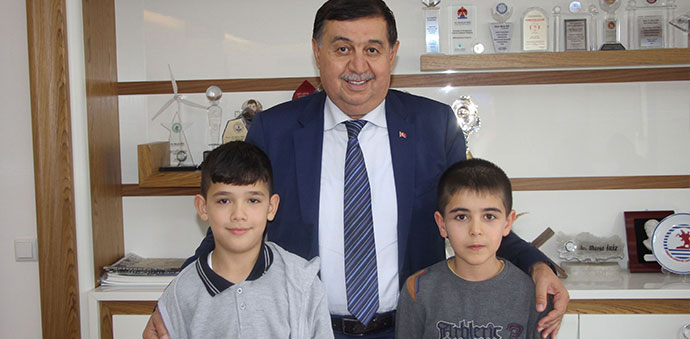 Okul Başkanı adayı ilkokul öğrencisinin isteklerini yerine getirdi