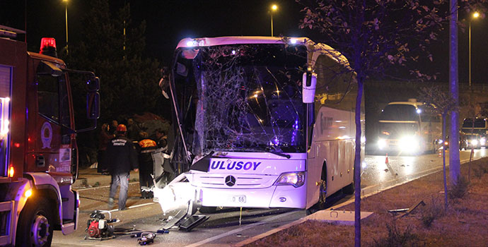 Otobüs Kamyona Çarptı 2 Ağır 5 Yaralı