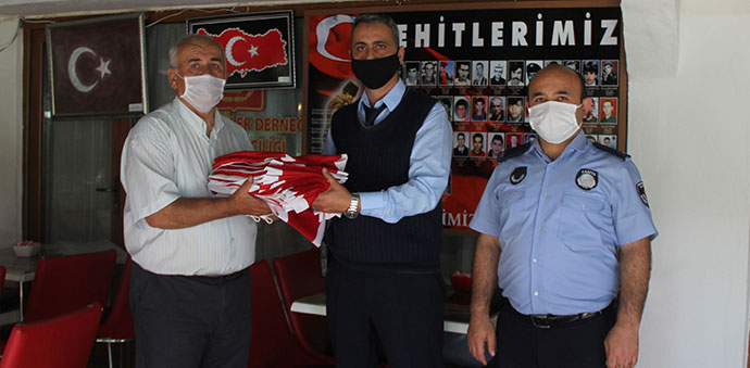 Samsun Büyükşehir Zabıtasından Gazilere Bayrak
