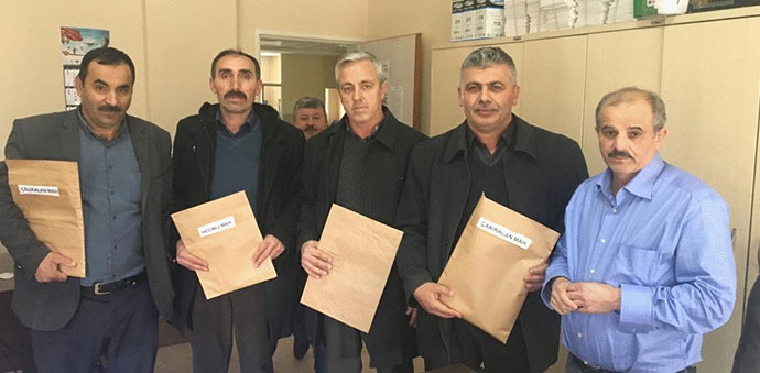 Seçmen Bilgi Kağıtları Muhtarlara Teslim Edildi