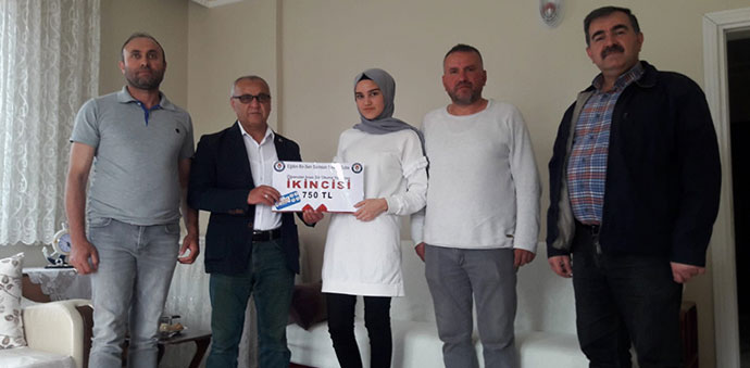 Şiir Yarışmasında İl İkincisi Olan Öğrencimize Hediyesi Verildi