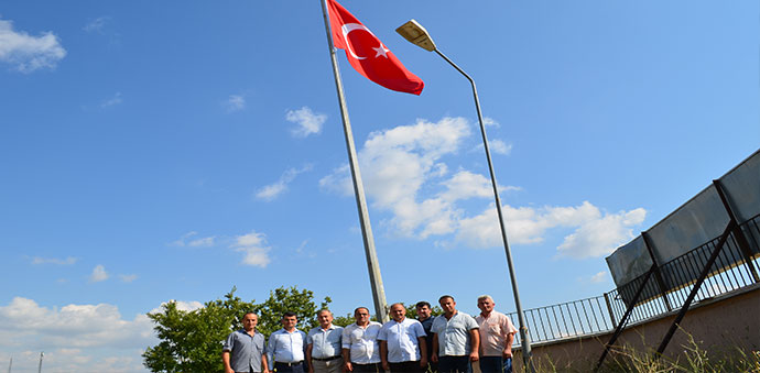 SONDAJ MAHALLESİNE DEV TÜRK BAYRAK DİKİLDİ